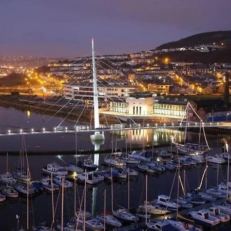 Luxe Living Guest House-Sleeps 6 -Family Friendly-Private Parking-Wifi-City-Beach Swansea Exterior photo