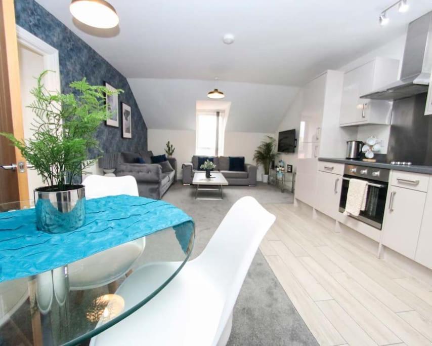 Luxe Living Guest House-Sleeps 6 -Family Friendly-Private Parking-Wifi-City-Beach Swansea Exterior photo