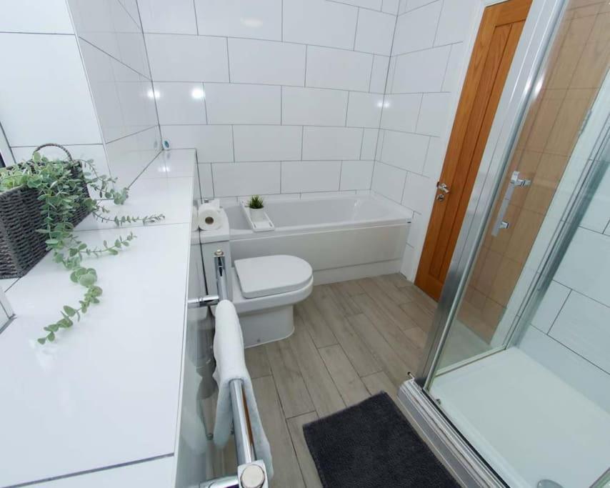 Luxe Living Guest House-Sleeps 6 -Family Friendly-Private Parking-Wifi-City-Beach Swansea Exterior photo